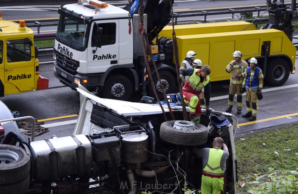 VU Gefahrgut LKW umgestuerzt A 4 Rich Koeln Hoehe AS Gummersbach P317.JPG - Miklos Laubert